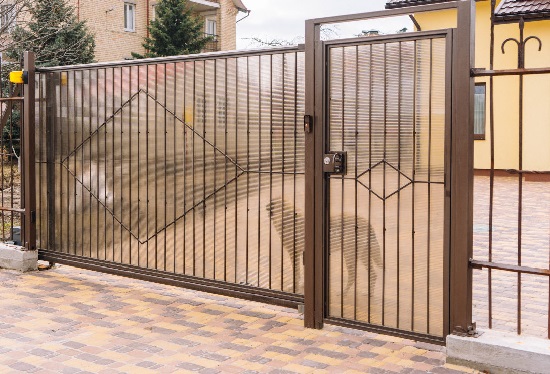 Купить ворота из профлиста с элементами ковки, с металлическими столбами в рамке или под дерево в Реже от 154140 руб